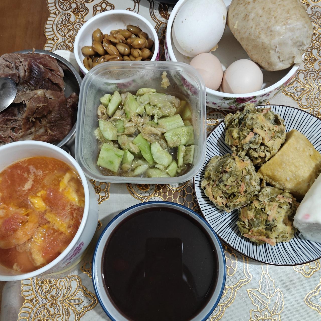 每日早餐离不了的肯定是米粥了，今天依然是一碗黑米粥。
还有一野菜团子，这野菜团子