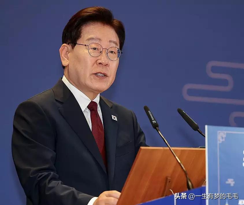 8月3日，正在国外访问的韩国总统李在明遭遇重击，据Realmeter最新民调，李