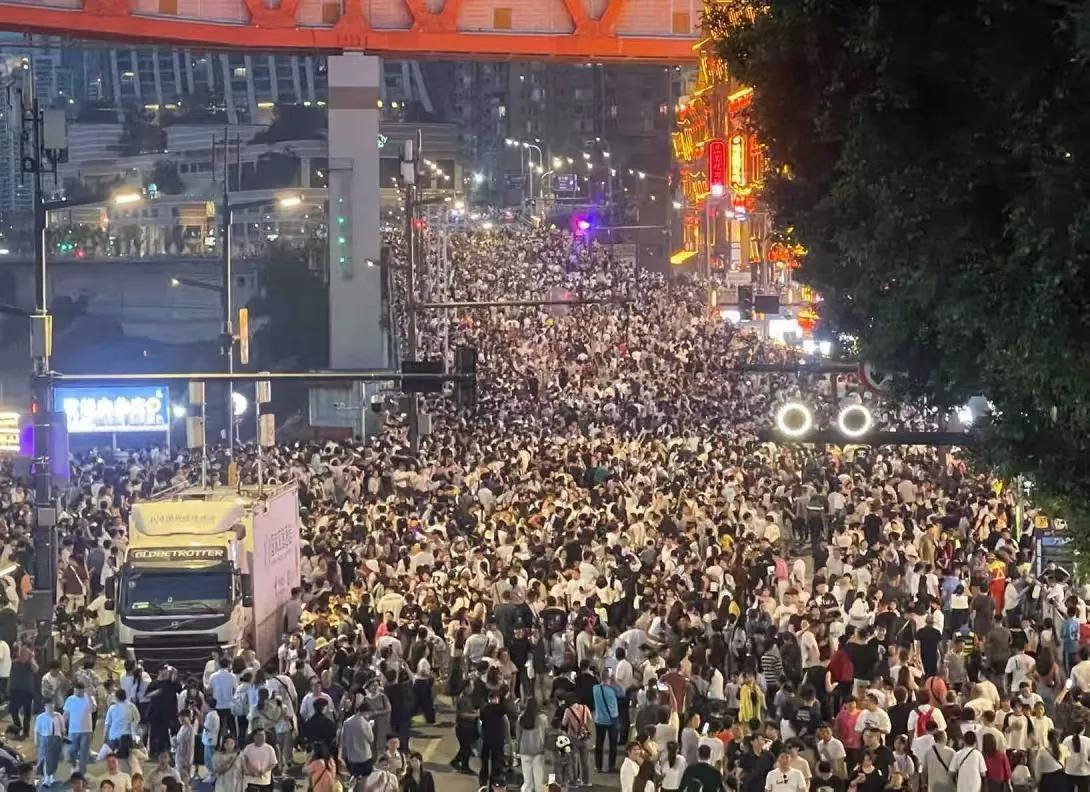 现场照片：今晚，重庆洪崖洞，人人人人人