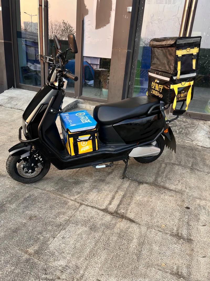 很多人看不起送外卖的，认为没有什么出息。我从不这么认为，我一直认为没有废的专业，