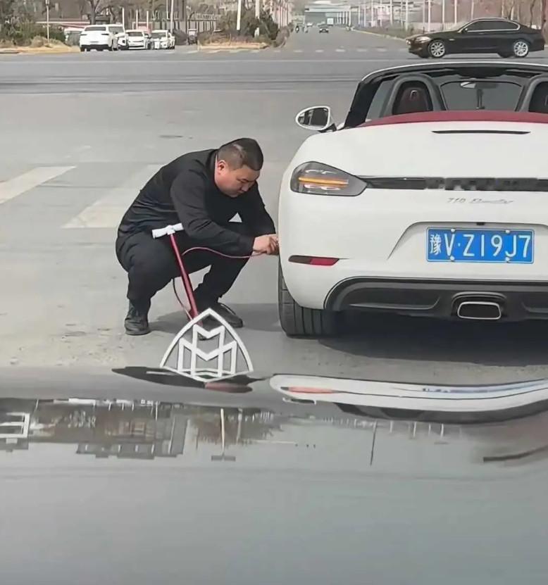 网友：没有人会在原地等你，但你的车会。 ​​​