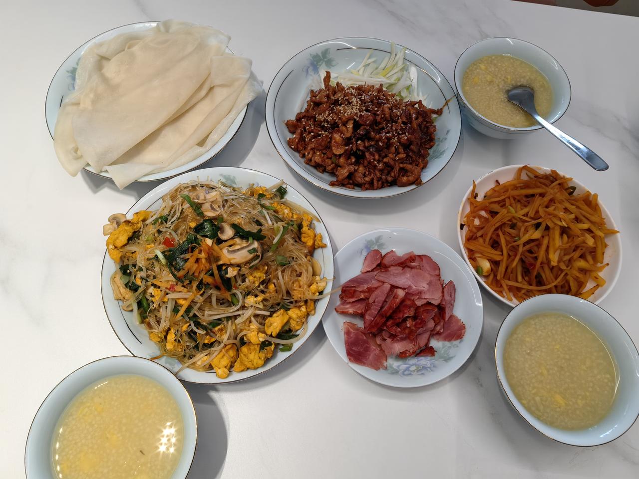 咬春了
      今天立春，外面阳光灿烂，天气很配合，春天的感觉扑面而来。
 