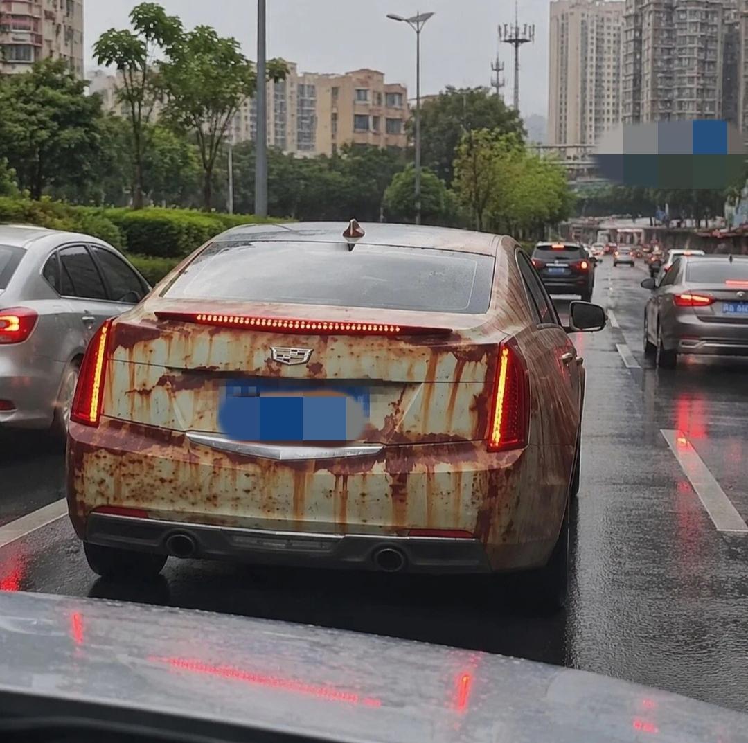 时尚新潮流？
故意做旧？
那也不该弄成这样？
看着就是一台脏兮兮的报废车，
像干