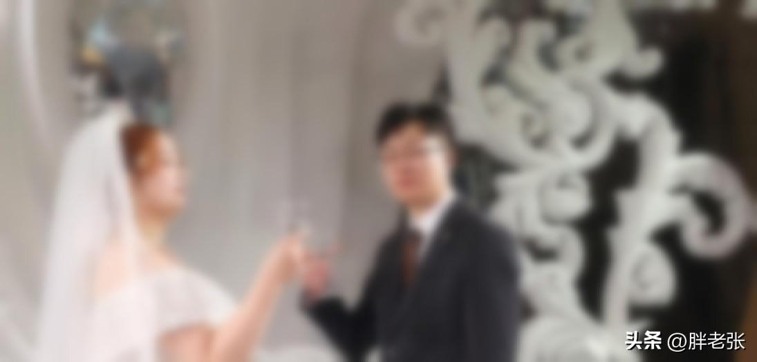 一对新人在海底捞大摆婚礼宴席，经济实惠还很有创意！

据说婚礼当天有300来个宾