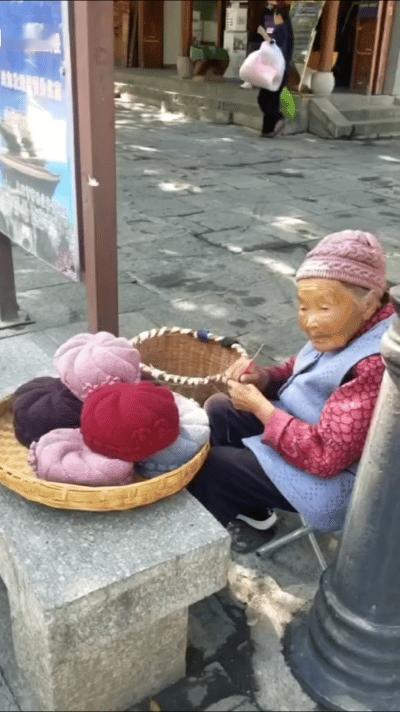 在贵州街头有一位90岁的老奶奶，她有一项特长，那就是织帽子。她织出来的帽子不仅质