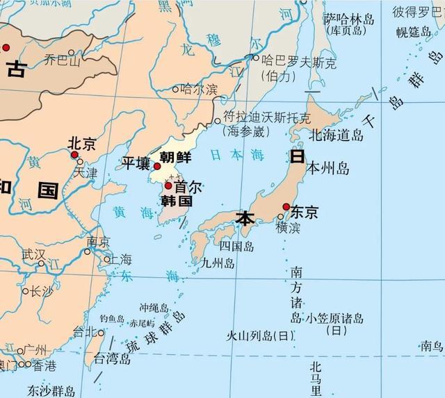 日本海是公海，并不属于日本。1815年，俄国航海家克鲁森施滕航行至此，发现其东侧