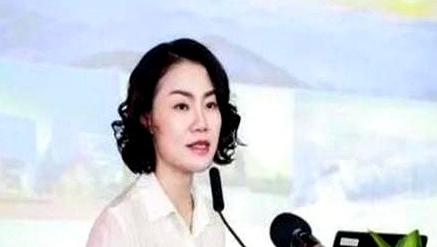 她被称为中国最贵的女秘书！年薪849万，虽已50岁了，还像个少女。这位女秘书就是