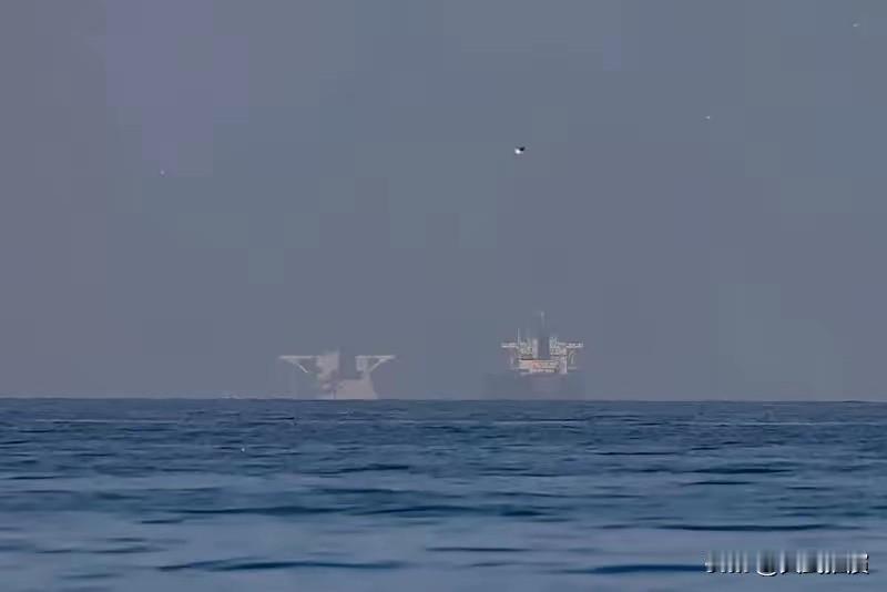 日本军舰穿航台湾海峡了！

同一天里接连发生两件大事，放在一起看，谁心里都能感觉