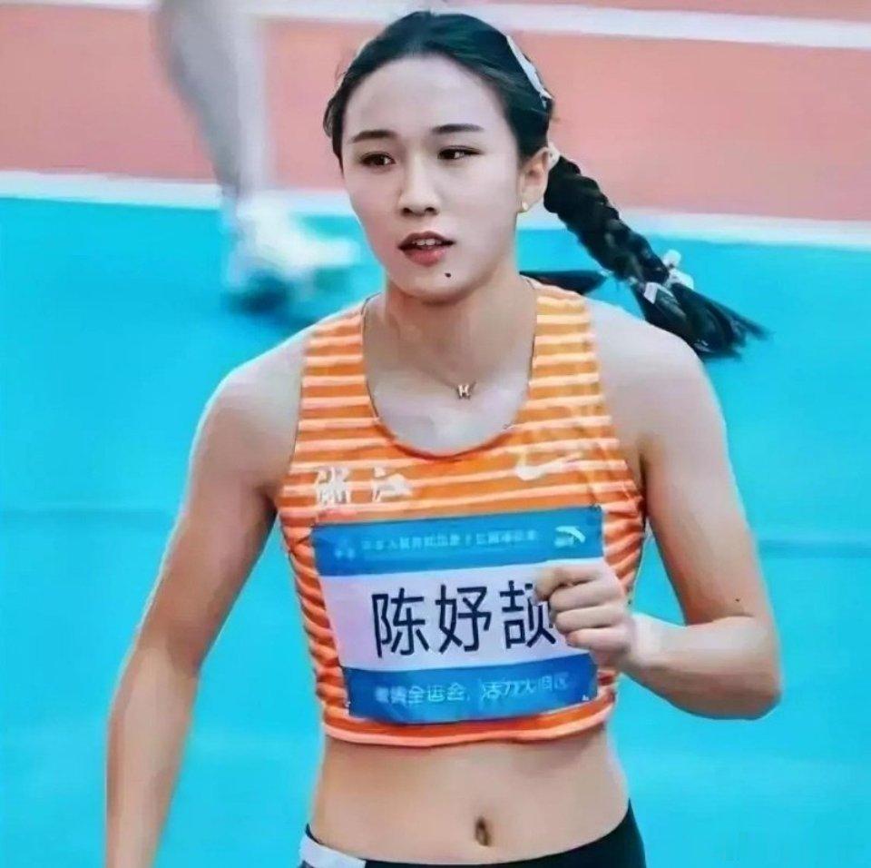 17岁的“小孩姐”陈妤颉回到浙江宁波后，做的第一件事就是在家拿着自己的三金一银奖