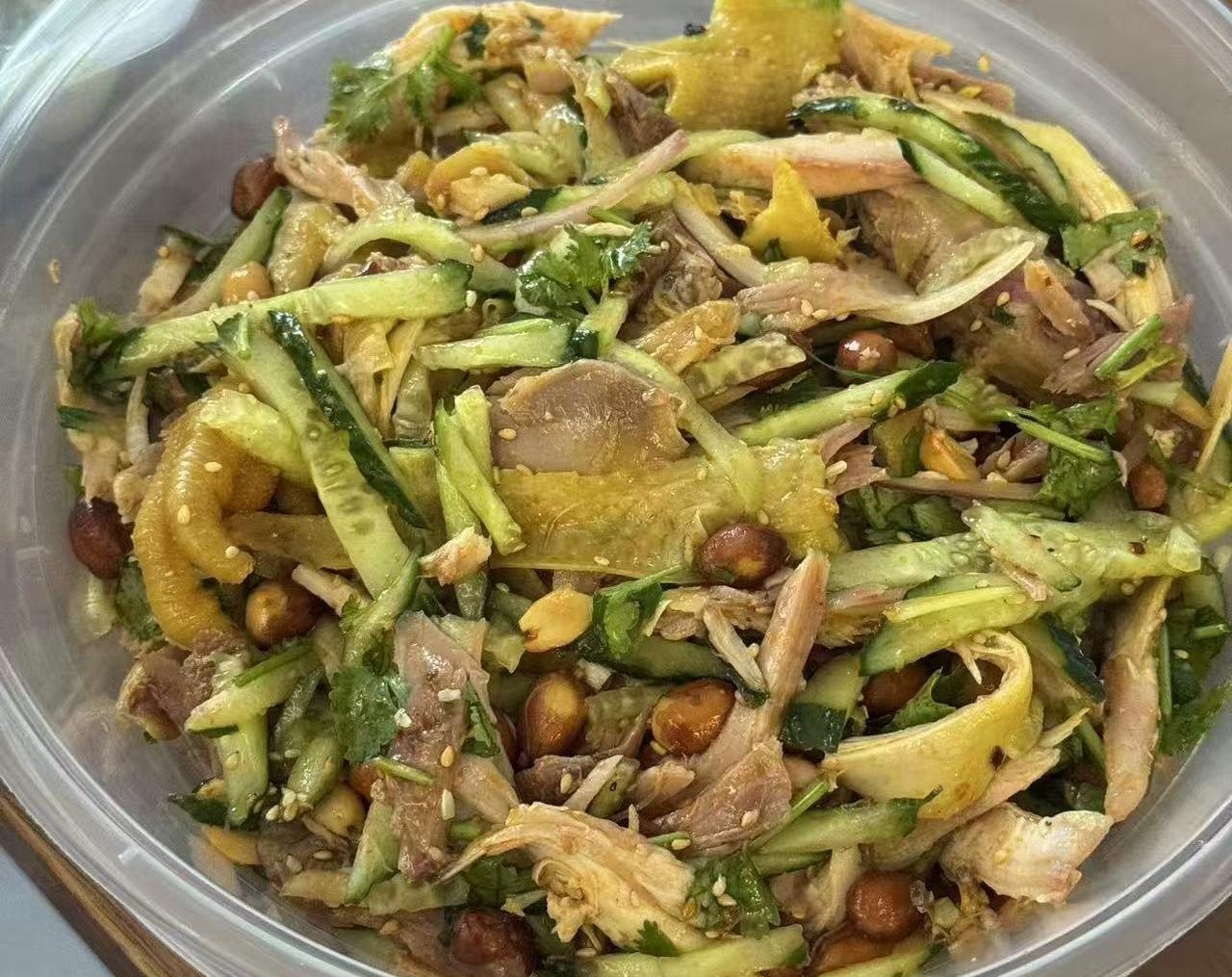 夏天的最爱，莫过于一盆香辣可口的手撕鸡。

黄瓜脆爽，花生香脆，鸡肉鲜香，香菜解