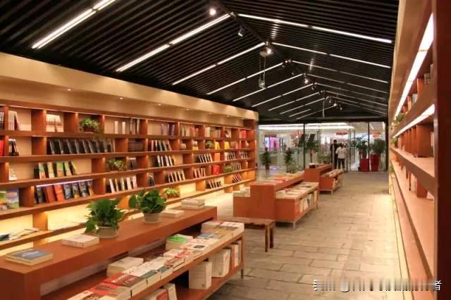 今天特意去了趟XH书店，买了一本《牛津英汉词典》。 

结账时随口问了一句，店员