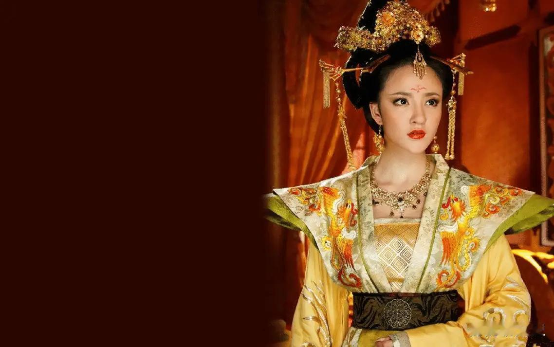 东汉阴城公主骄纵淫乱，公开与多名男宠厮混，命令驸马班始趴在她的床底全程听着，嘲讽