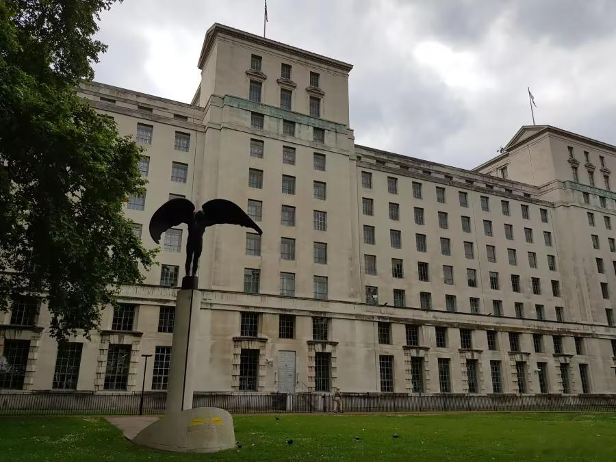 英军机密文件惊现垃圾站7月5日，英媒报道，约克郡一处垃圾站惊现高度敏感军事文件，