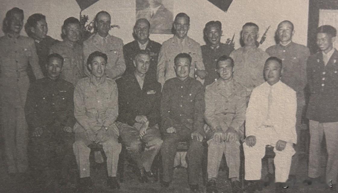 1945年6月30日，第5集团军将领与美军在华作战司令部军官在昆明的一次聚会合影