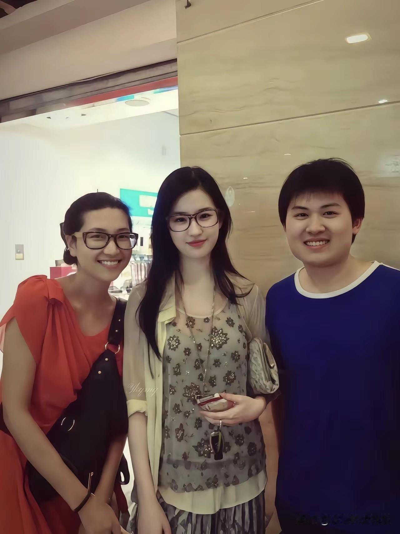 不怪那么多人抢着合照，确实美若天仙！