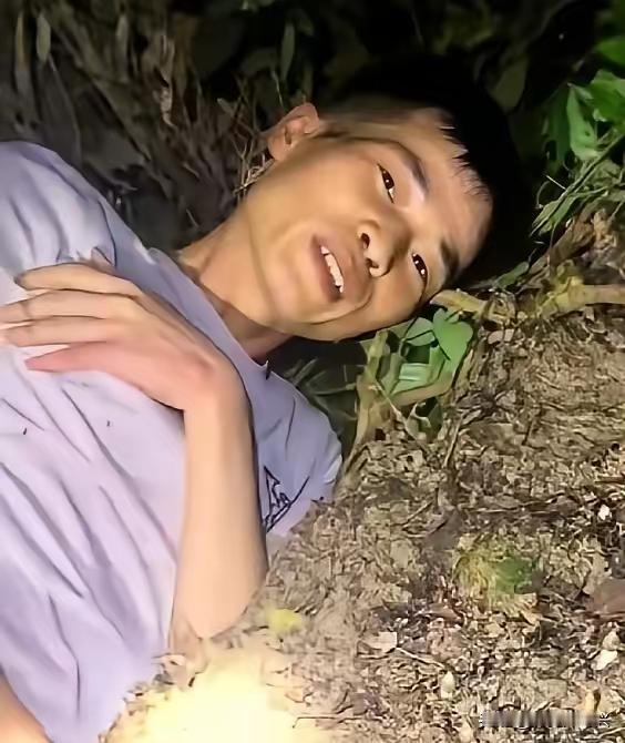 广西男子深山守菌三小时，只为等它长高一厘米

广西一男子半夜进山找菌子，发现一窝