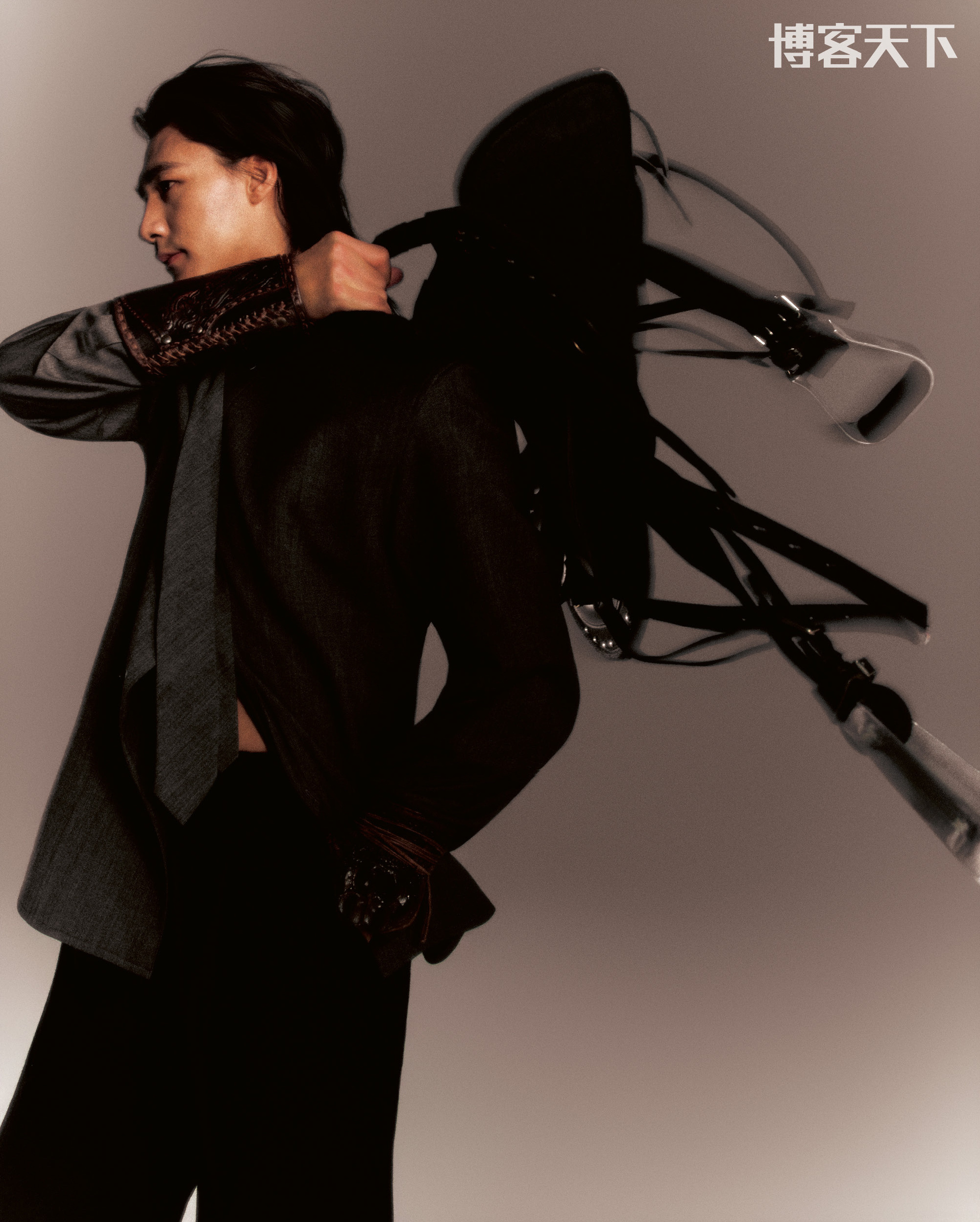 此沙的美，不止于眉目如画。他在喧嚣中沉淀，于角色里深耕。每一帧演技都是时光打磨的