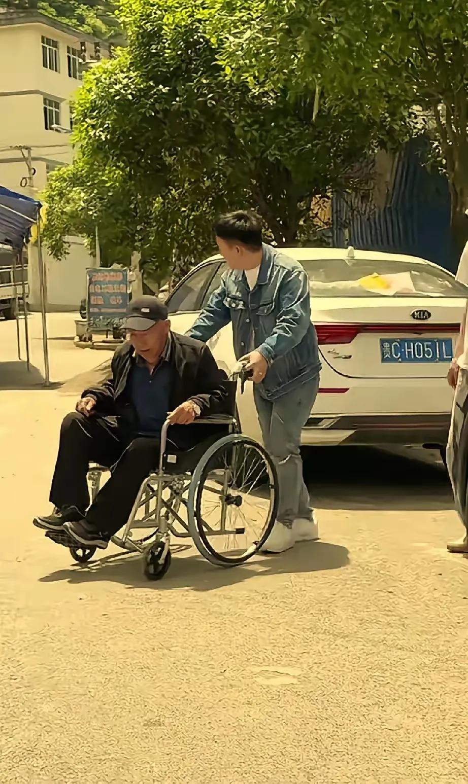 一家人都抓住了大双的弱点：善良！也知道大双这三年，除了和喜梅在一起，物质上有所依