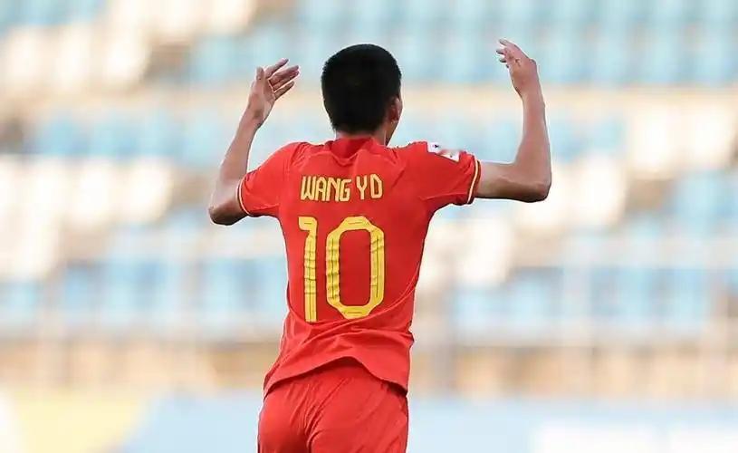 U23国足的胜利，无法掩盖团队的不和谐，惟有一人格格不入，他连大牌都算不上，却学