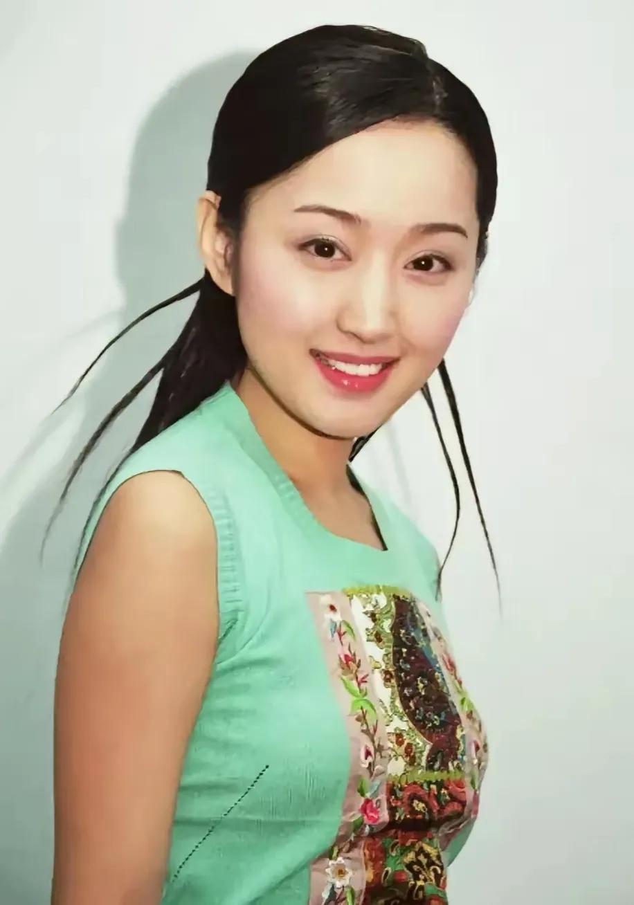 杨钰莹现在独居深圳，未婚未育，但她还是"不后悔爱过赖文峰”。赖文峰在做直播时也提