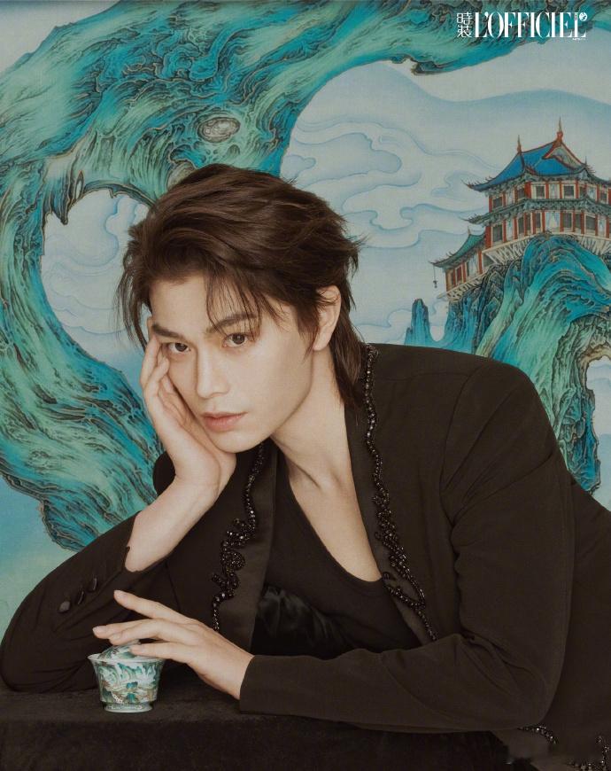 丁禹兮时装开年封面大片   丁禹兮对角色的投入不限定在剧组  过去一年，丁禹兮用