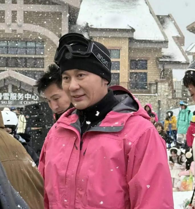 第一次直观感受到李晨年纪大了。 现在没有作品，只有个把综艺还能上。当年和他一起参