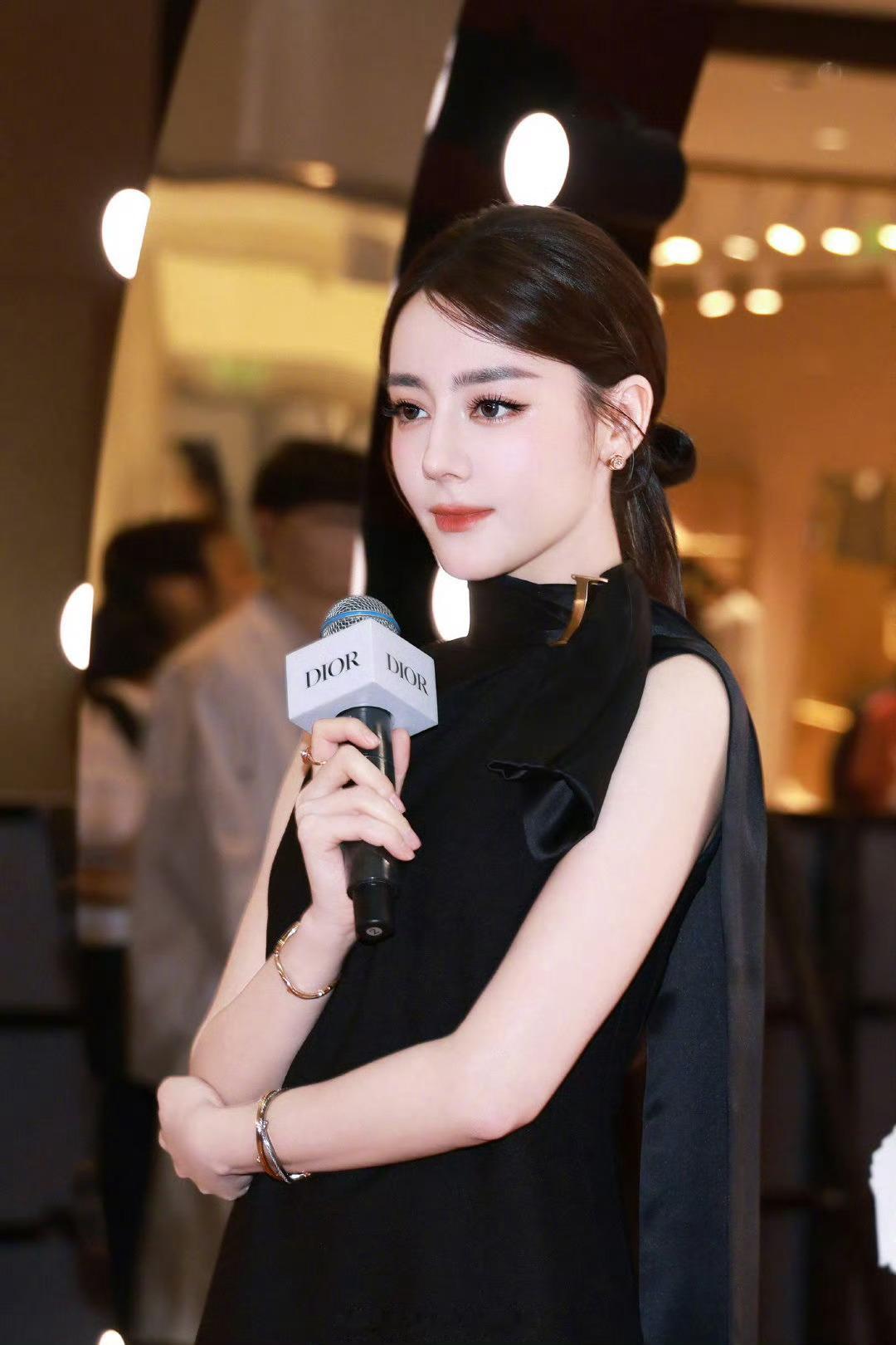 迪丽热巴[超话]  dlrb迪丽热巴 💕迪丽热巴香辣狂欢 我亲爱的dior小姐
