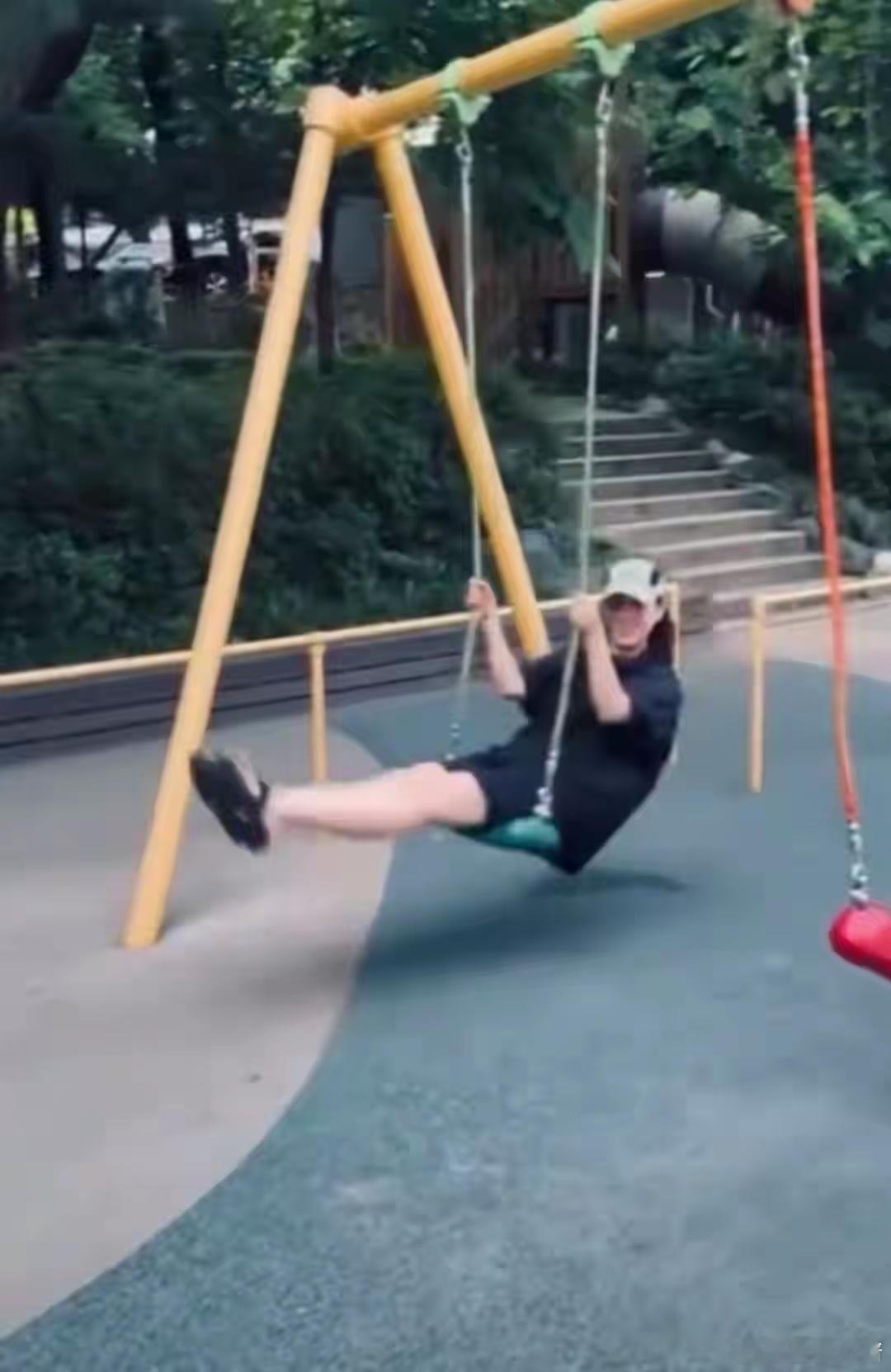 孙艺珍一家三口在公园玩太吸睛！她穿的像少女，玄彬拍照儿子陪她 ​​​