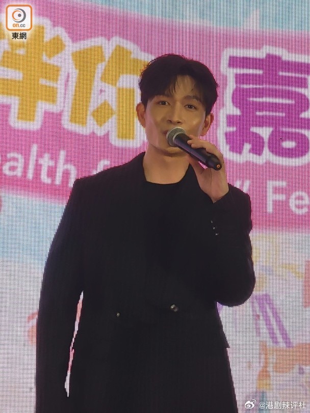 藝人戴祖儀（Joey）和「企鵝人」周志康11號齊出席宣傳牙齒保健活動，她除獻唱兩