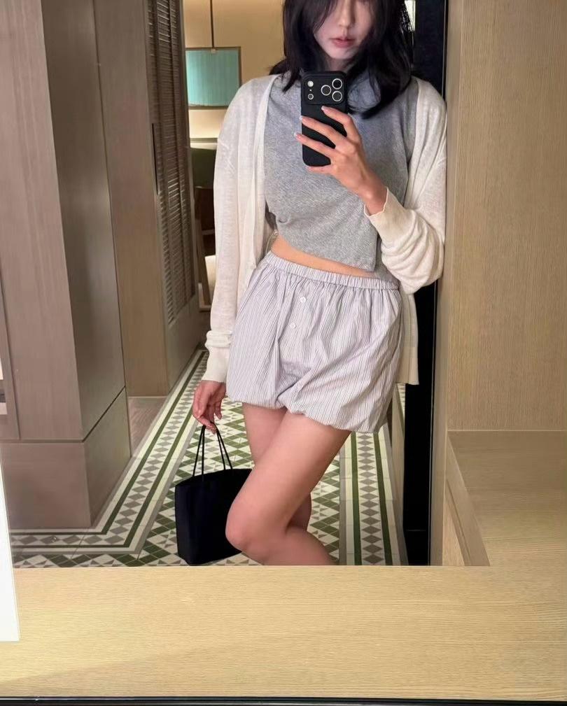 很多好看的小姐姐把新款iPhone框成旧款iPhone在用，或许这也是一种时尚吧