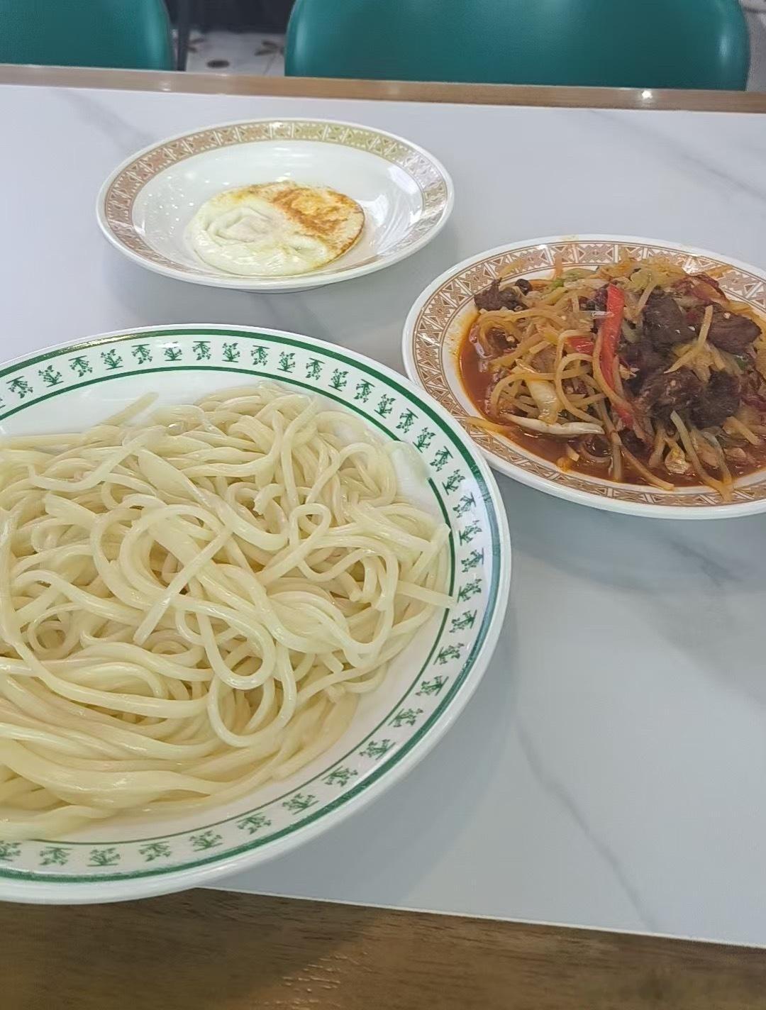 原来不是挂面不好吃我觉得还是拌面好吃，即使是素拌面也好吃，当然辣子肉拌面就更好吃