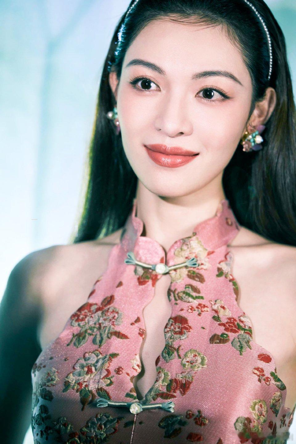 感觉 钟楚曦是那种热烈美人这种旗袍反而把她的美貌压抑了。。。 ​​​