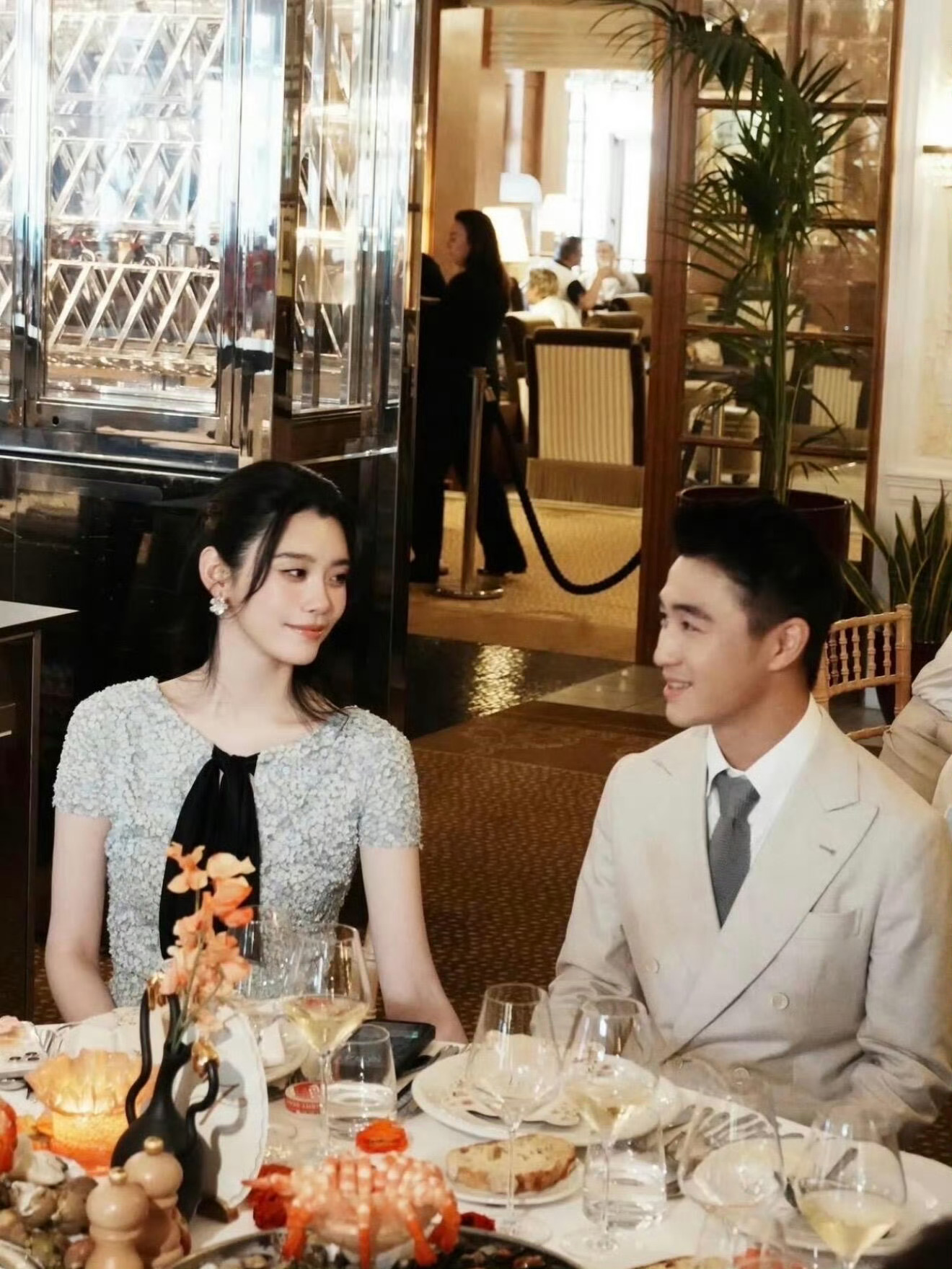 王嘉尔是何猷君婚礼伴郎奚梦瑶何猷君婚礼伴郎是王嘉尔何猷君奚梦瑶婚礼欢迎晚宴舞台之