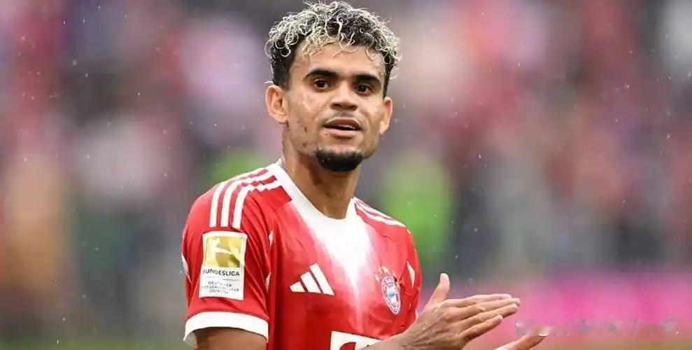 一记倒地够回球，再顺势过人，零角度进球，不由得想起以前的球星范巴斯滕，也是一样的