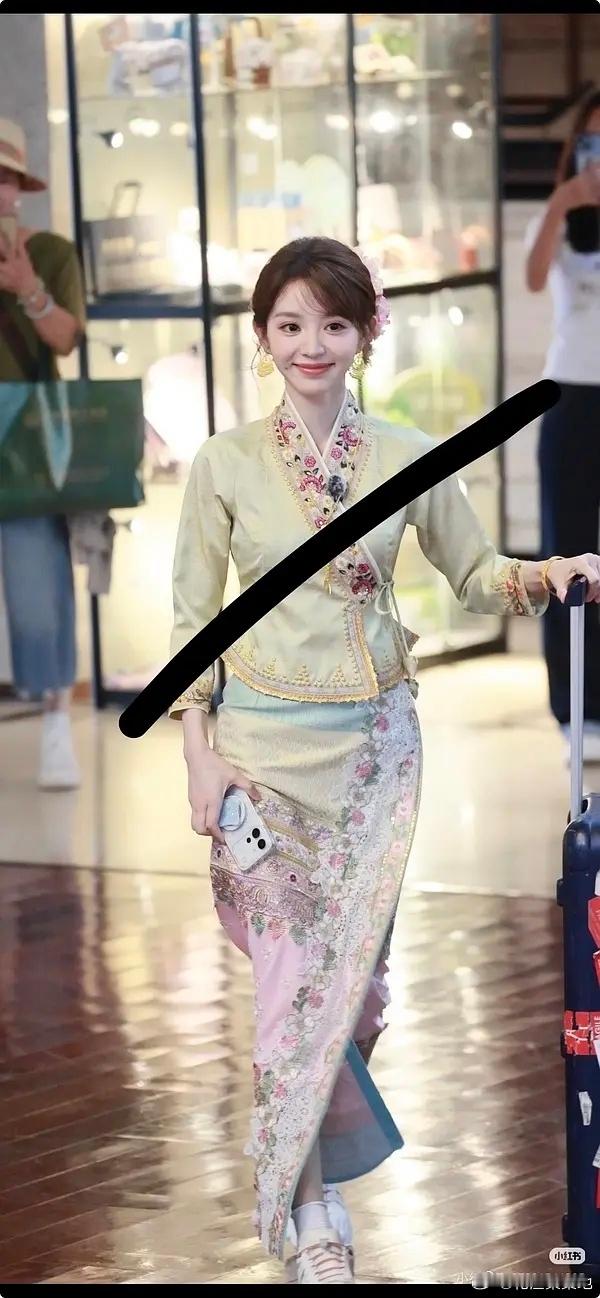 田曦薇傣装盘发造型🍩田曦薇的傣装扮相如何？ 