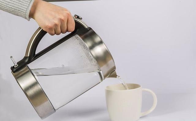 电热水壶作为现代家庭中最常见的小家电之一，几乎每个家庭都会拥有。它的工作原理简单