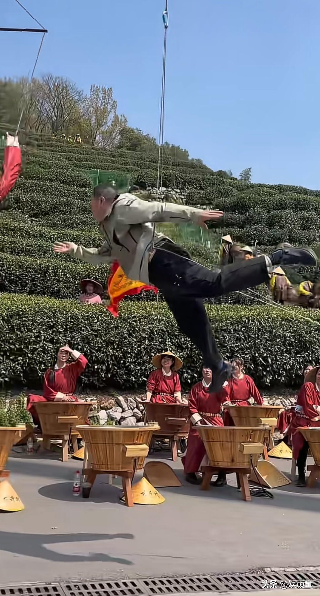 当李亚鹏施展看家本领，其他网红只能望尘莫及。
今天，他在杭州的一处茶园拍摄视频，