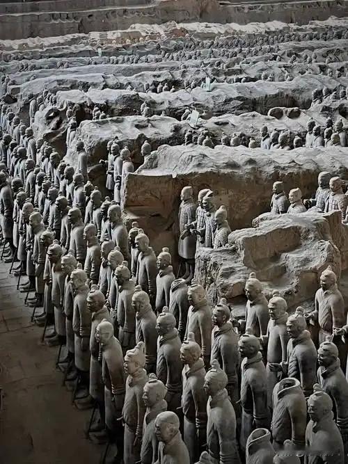 兵马俑坑一打开，那阵仗吓了人一跳：战车、步兵、骑兵挤在一块儿，车马旁边的士兵没按