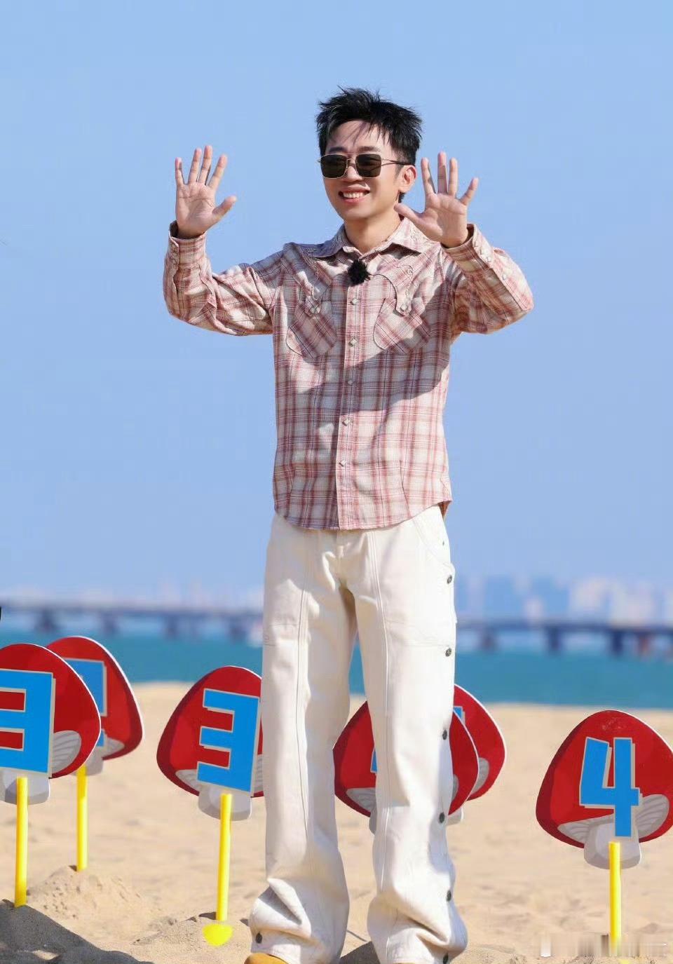 杨迪骑马是花了钱吗笑晕！别人骑马潇洒自如，杨迪直接把景区花钱骑马的精髓演活了，表