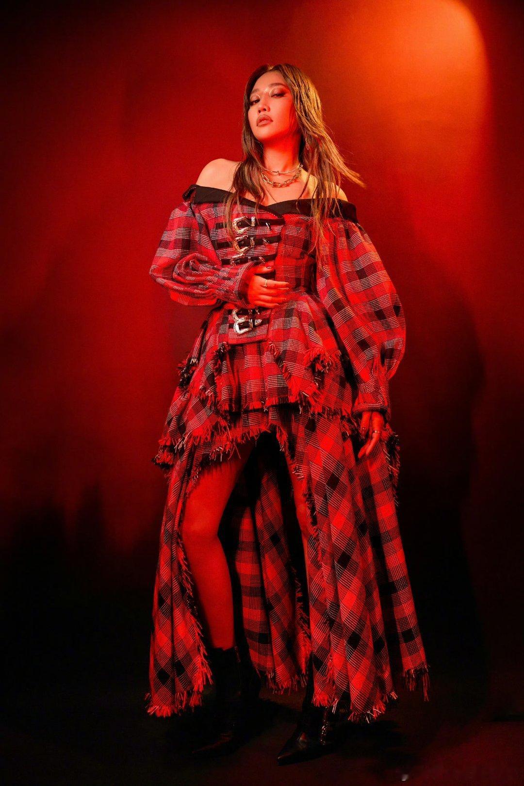 ALin复古红色格纹裙 A-Lin的复古穿搭太戳心！红格纹裙自带年代感，搭配明媚