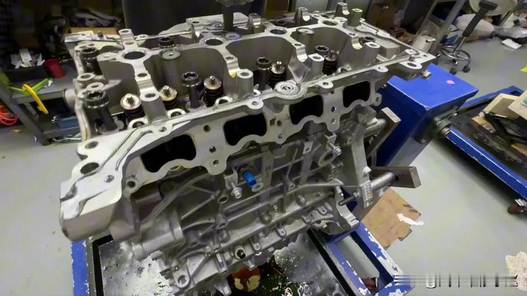 在汽车发动机的领域，全铝发动机和铸铁发动机一直是备受争议的话题。有人认为全铝发动