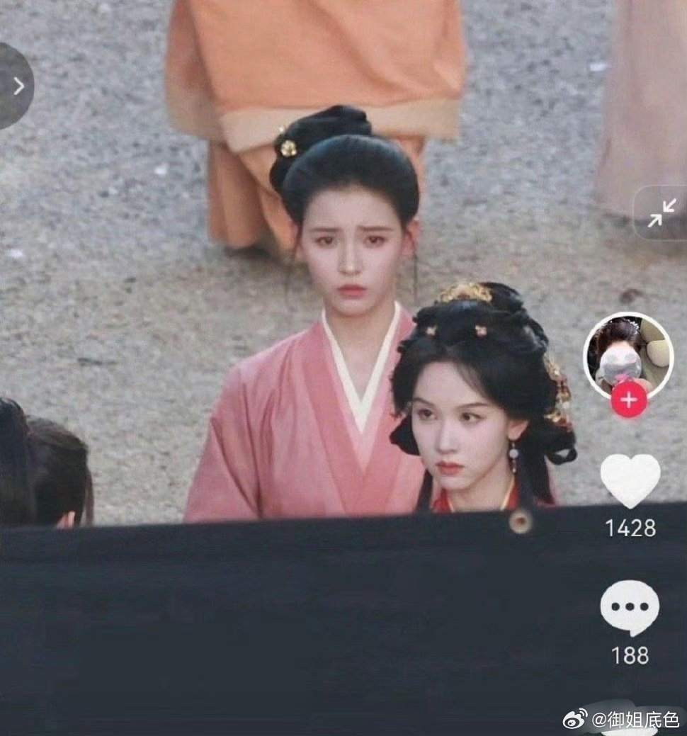 有人知道这个演丫鬟的是谁吗？天呐！在陈都灵旁边也不逊色，好美啊... 