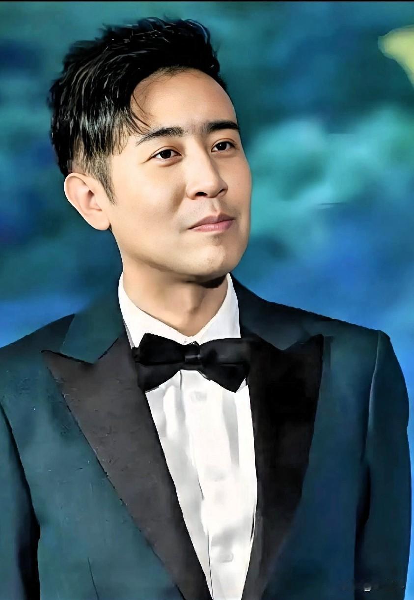 于和伟在饭店吃饭，花了334元，老板抹零，说不如300整。于和伟同意了，就付了3