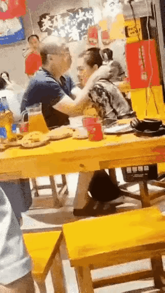 大庭广众之下，这样的年纪做出这种事也是太龌龊了，不害羞吗？公共场合行为 无耻行为