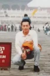 1996年的张颂文是国营旅游社导游，这是他第二次来北京。张颂文带着一群老人旅游团