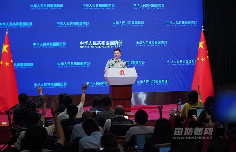 【新飞行学员将坐运20报到】7月30日下午，国防部举行例行记者会，国防部新闻发言