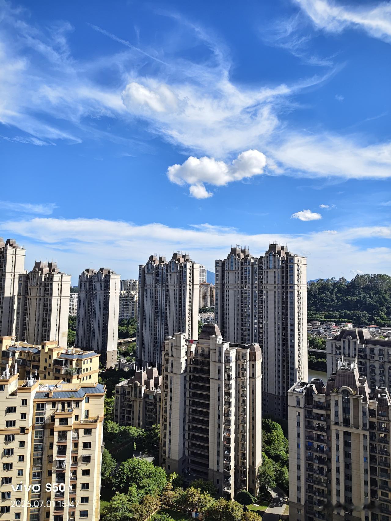 天气真好，我就喜欢夏天，虽然热，但是是真亮堂啊。