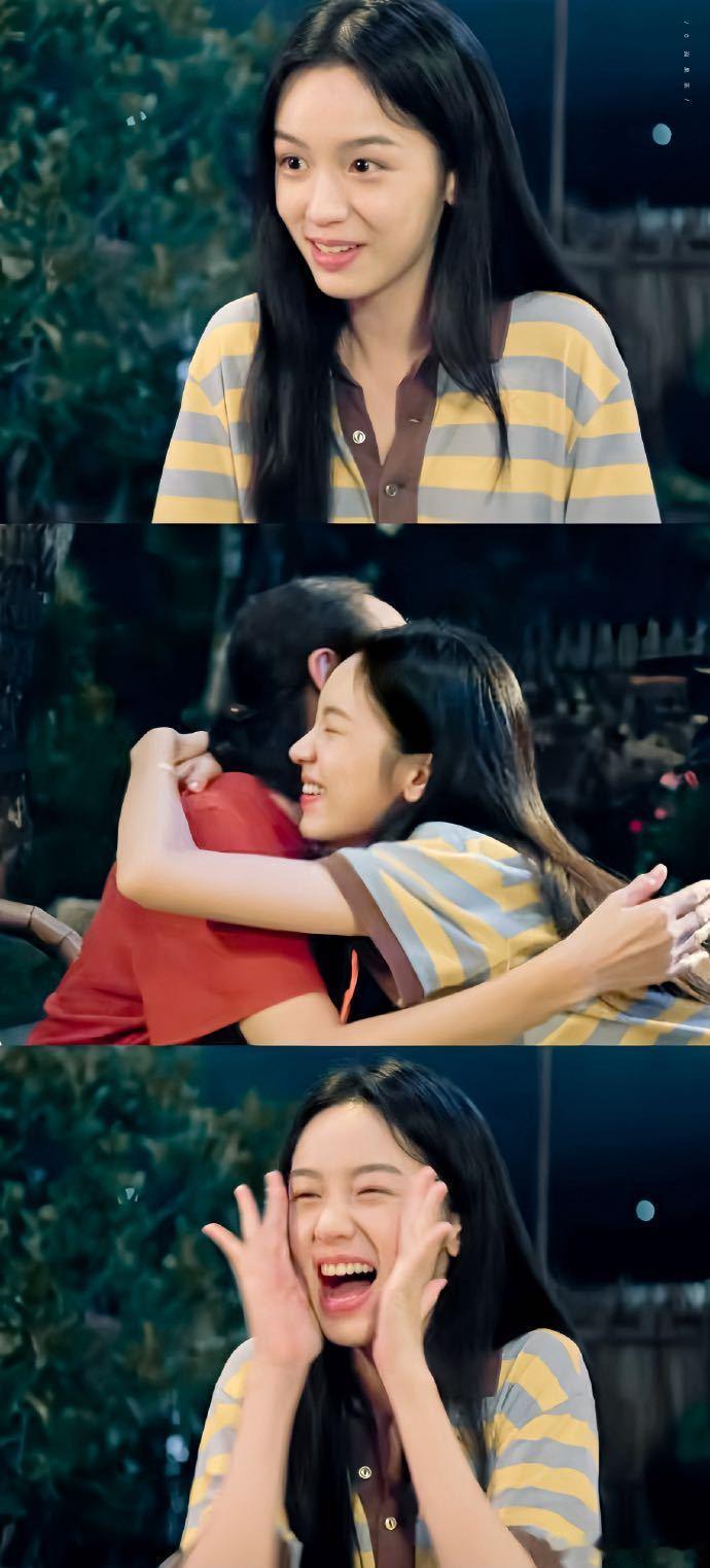 #周也的治愈感要溢出来了# 她的笑容如春日暖阳，温暖而柔和，能融化人心。她的一颦