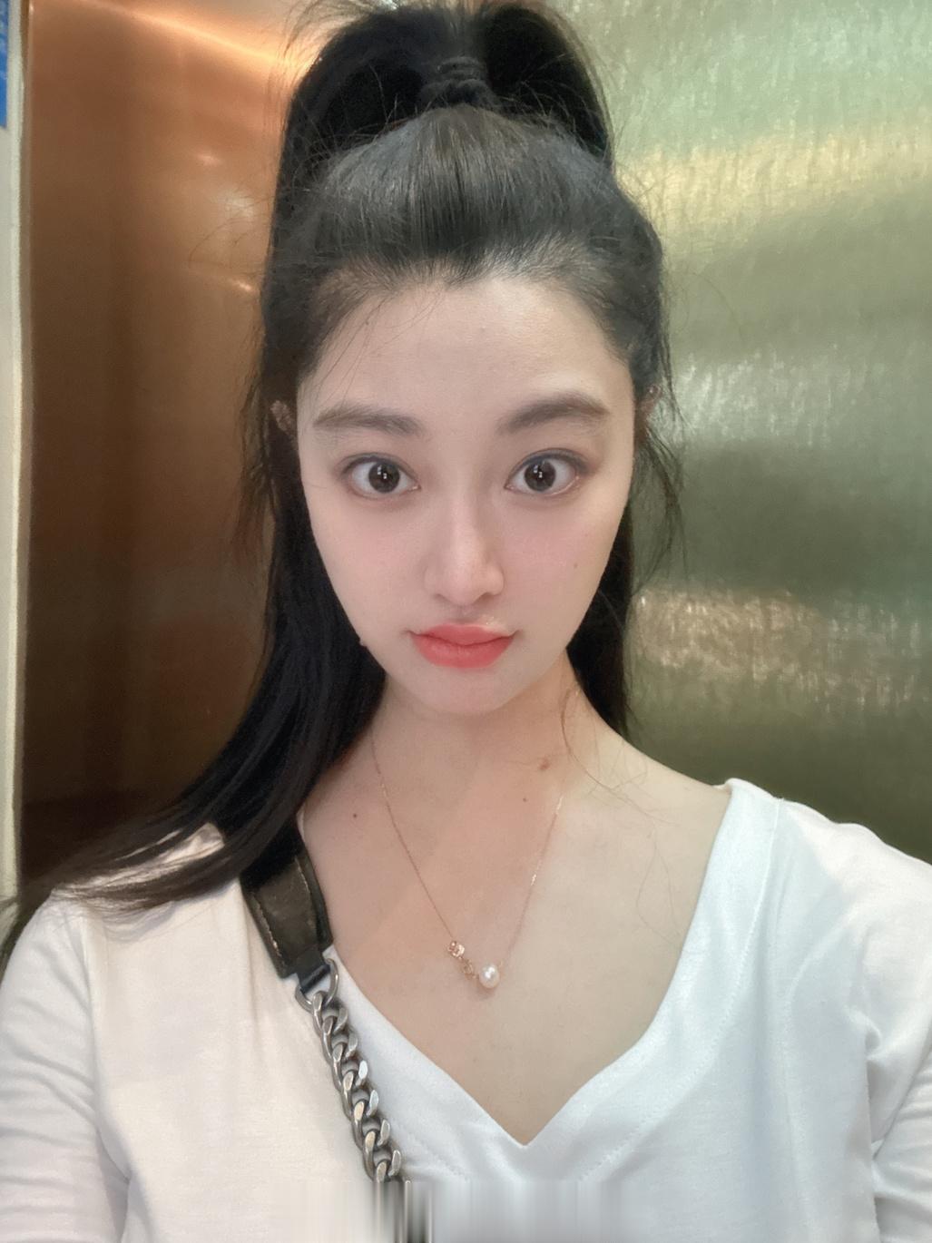 最近都长这样我们走清纯、青春路线的 化妆抽烟喝酒那我们都不会的 什么都不懂的 [