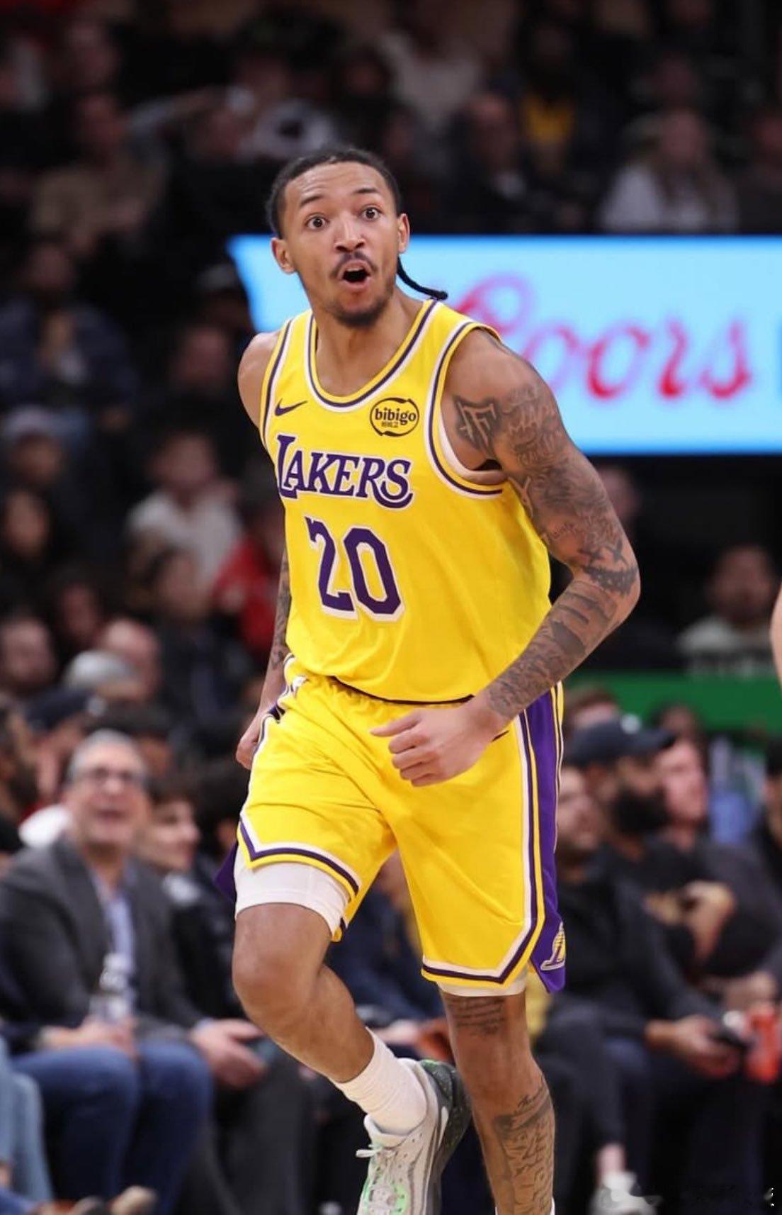 临危受命！尼克史密斯本场14中8，三分10中5得到21分3篮板同时他的个人生涯总